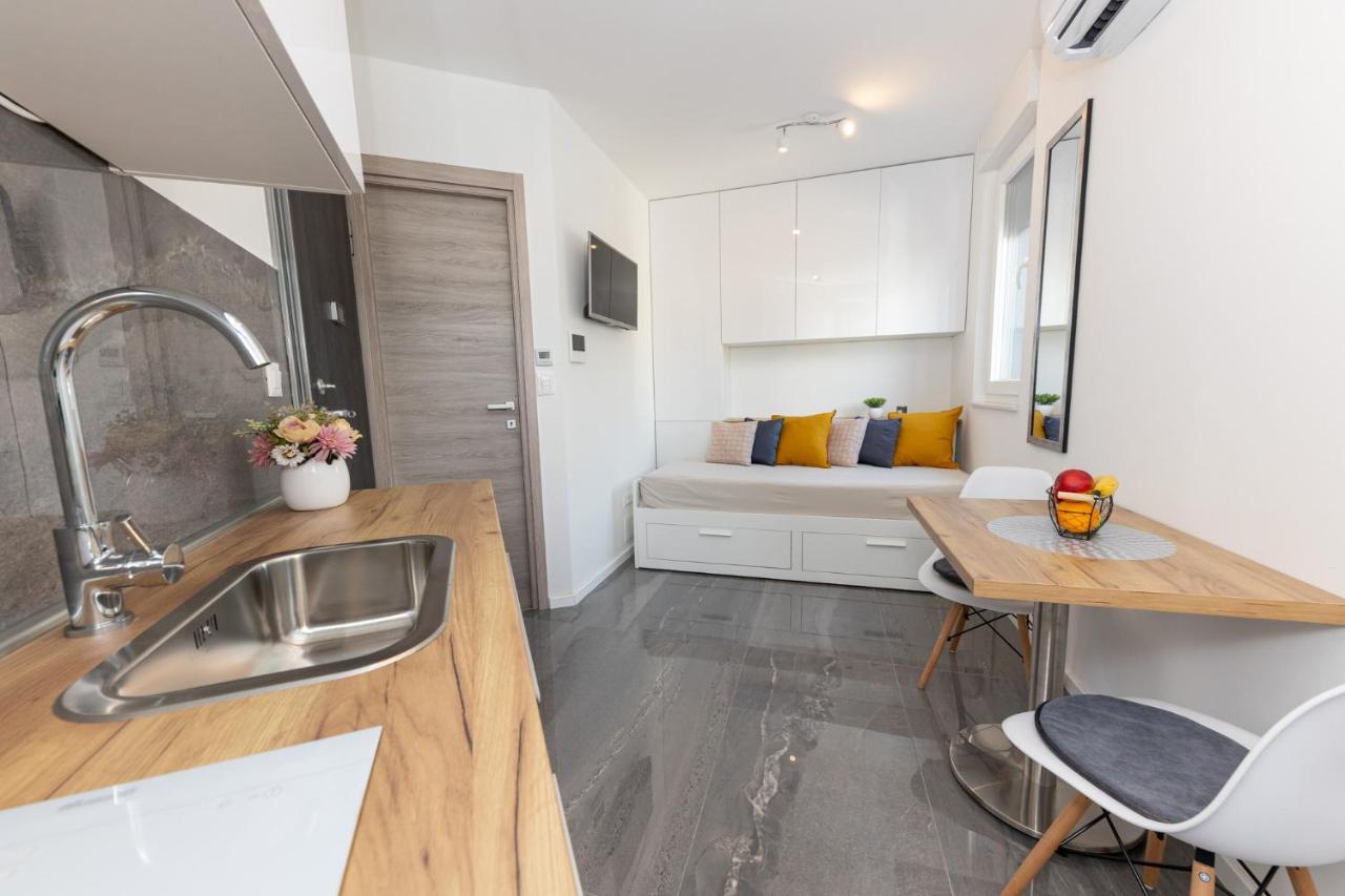 New Studio For 2, Free Private Garage Spot, Wi-Fi, 200 M From Mall Of Split Kültér fotó