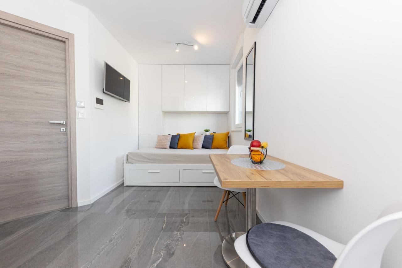 New Studio For 2, Free Private Garage Spot, Wi-Fi, 200 M From Mall Of Split Kültér fotó