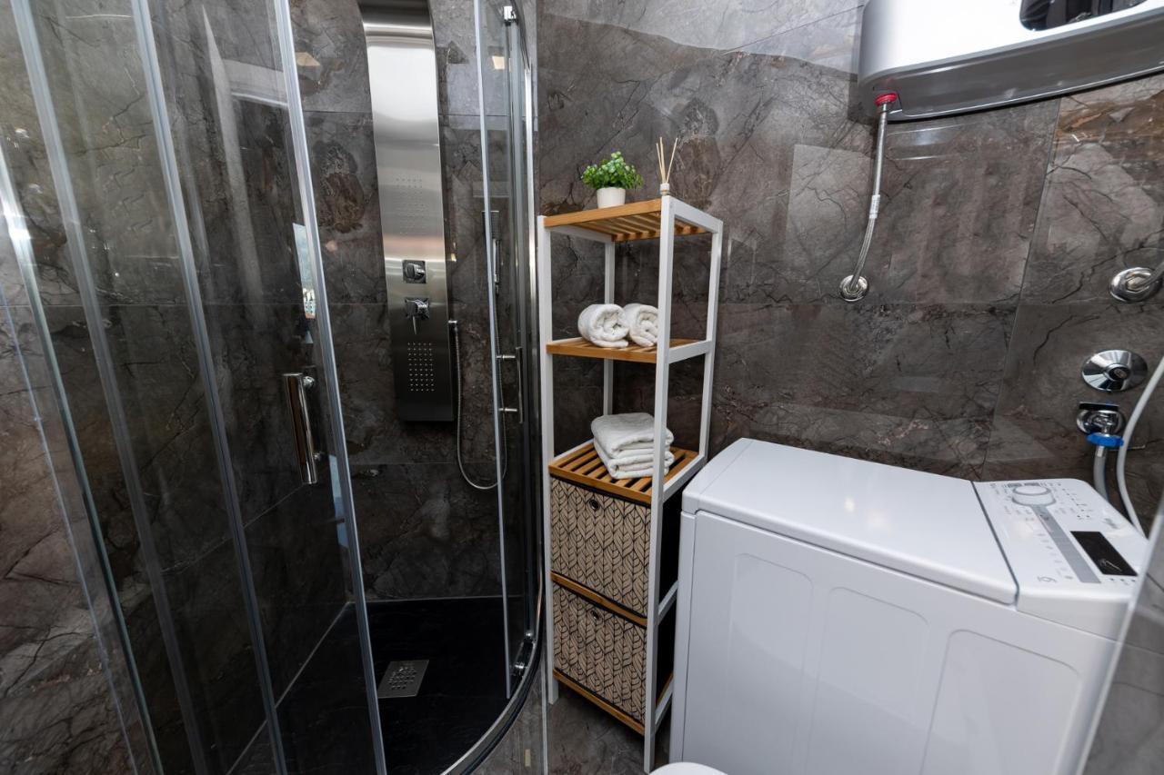 New Studio For 2, Free Private Garage Spot, Wi-Fi, 200 M From Mall Of Split Kültér fotó
