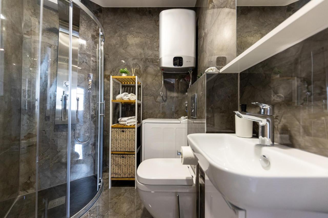 New Studio For 2, Free Private Garage Spot, Wi-Fi, 200 M From Mall Of Split Kültér fotó
