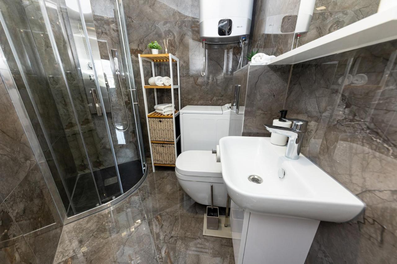New Studio For 2, Free Private Garage Spot, Wi-Fi, 200 M From Mall Of Split Kültér fotó