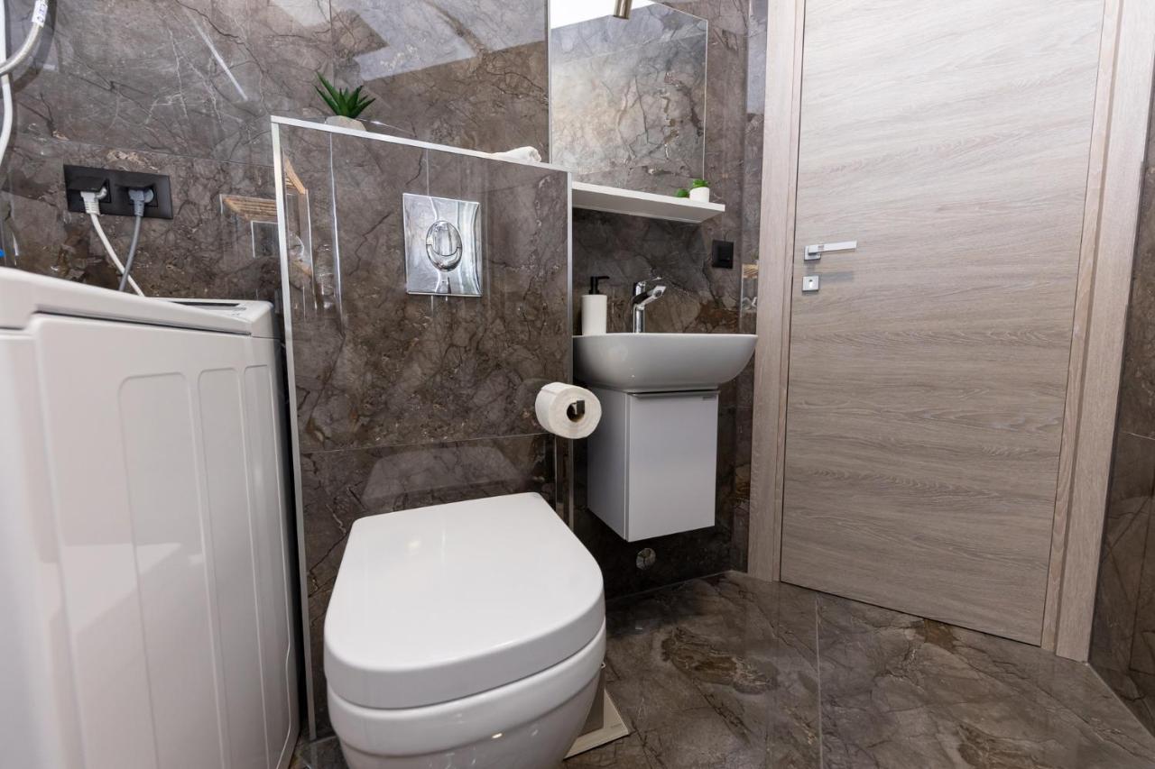 New Studio For 2, Free Private Garage Spot, Wi-Fi, 200 M From Mall Of Split Kültér fotó