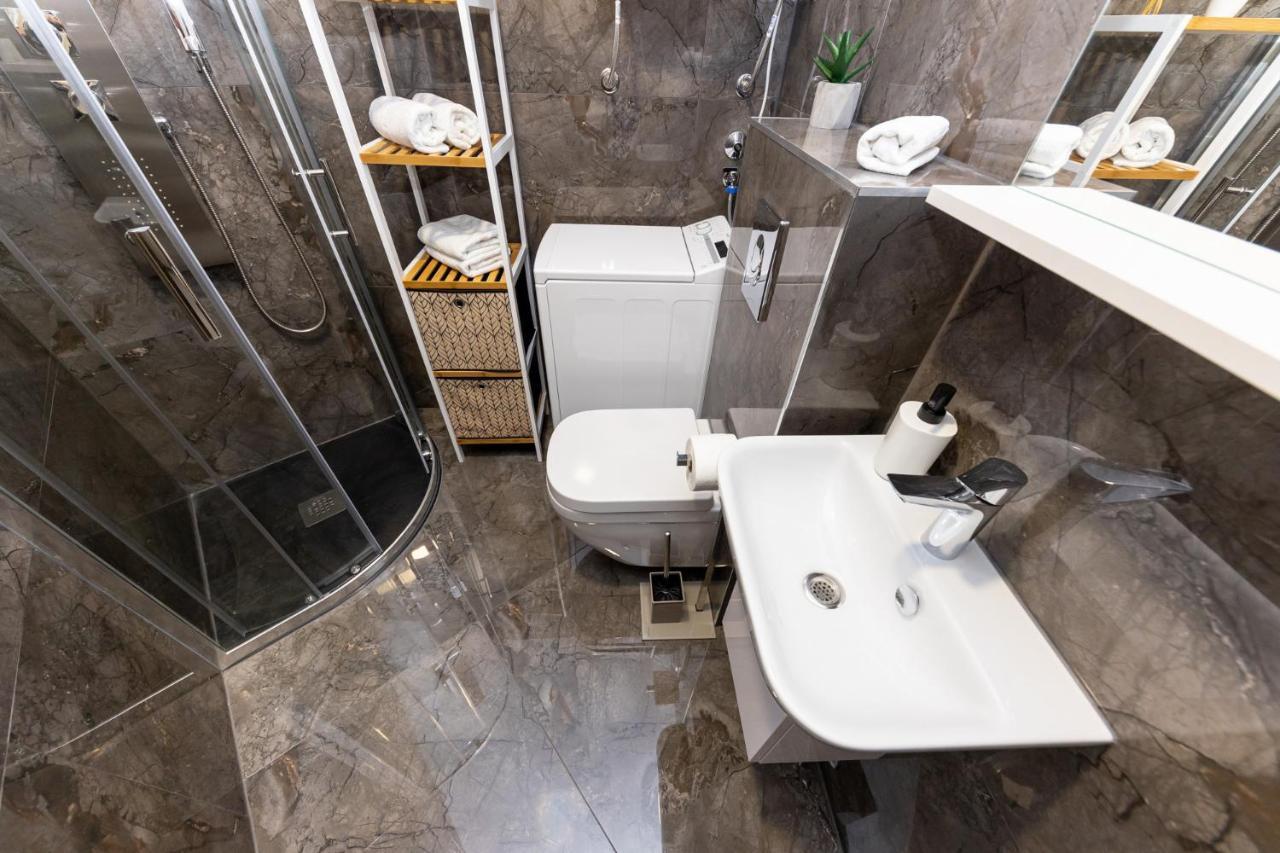 New Studio For 2, Free Private Garage Spot, Wi-Fi, 200 M From Mall Of Split Kültér fotó