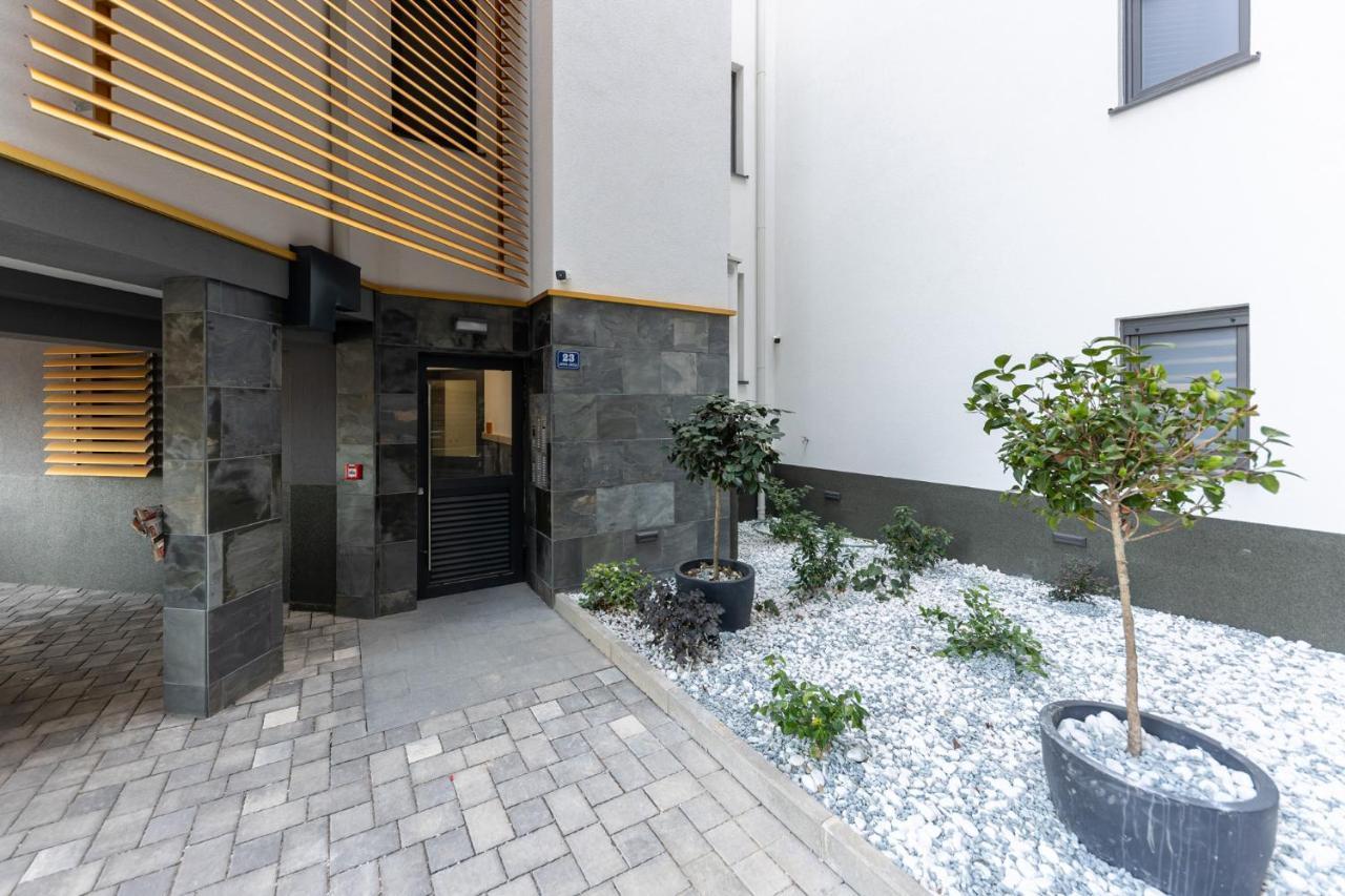 New Studio For 2, Free Private Garage Spot, Wi-Fi, 200 M From Mall Of Split Kültér fotó